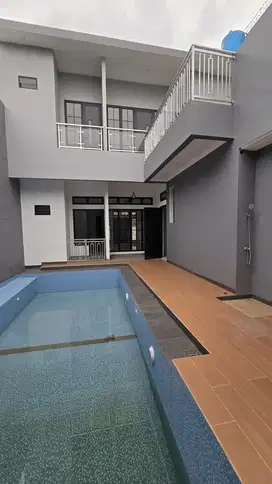 RUMAHGRIYA LOKA FULL RENOV SIAP MASUK KOLAM RENANG ,DEPAN JALAN LEBAR