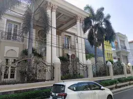 Rumah Taman Duren Sawit: 2 Lt, LT 750 m2, Kolam Renang, Lux, Furnished