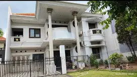 Dijual Rumah Model klasik di Graha Family blok ASURABAYA BARAT