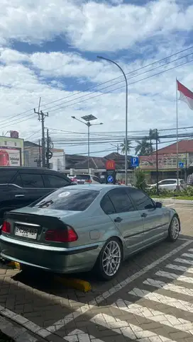 BMW 318i 2002 Bensin