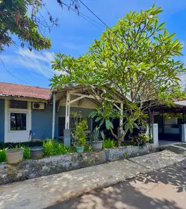 JUAL Rumah Lama Hitung Tanah Komplek Nyaman dan Asri