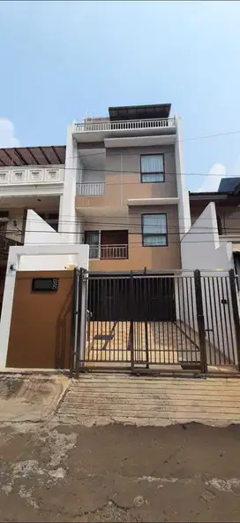 Dijual Rumah di Kelapa Gading 4 Lantai Semi Furnished