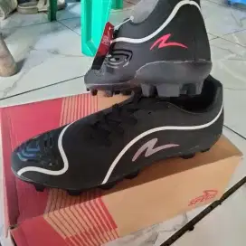 Sepatu bola specs baru