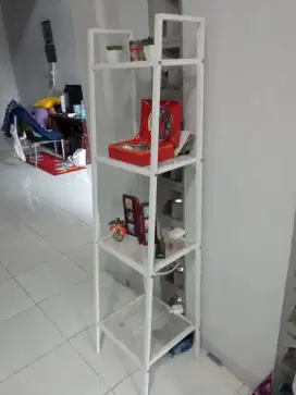 Rak pajangan Made in Informa