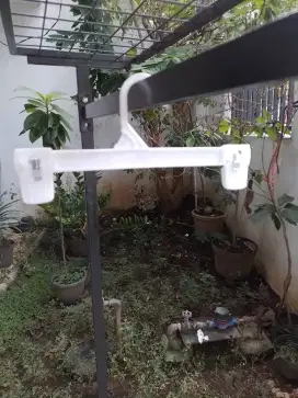 Hanger celana putih jepit