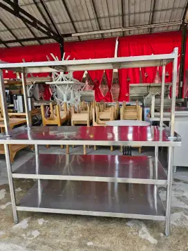 Meja steanlis 3 susun + upper
Ukuran meja 150×60x85
Uk upper 145x40x67
