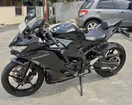 KAWASAKI NINJA ZX25R NON ABS 2023 HITAM JAKARTA ORIGINAL LOWKM TANGAN1