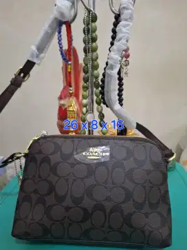 Tas selempang branded 
Coach uk 26 x 8 x 16 
Limited edition 
Barang t