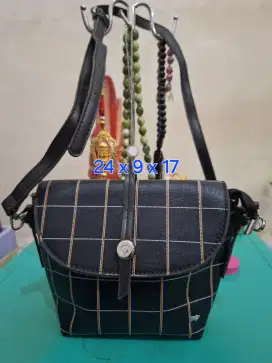 Tas selempang branded 
Braun buffel Uk  24 x 9 x 17 
Limited edition b