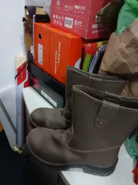 Sepatu safety krusher