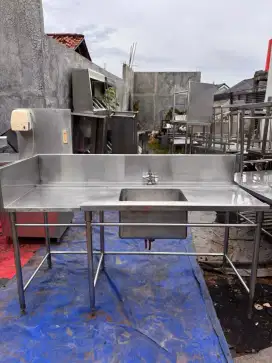 Sink sayap kanan dan kiri
Ukuran 180x76x85
Lubangnya 50x40x30