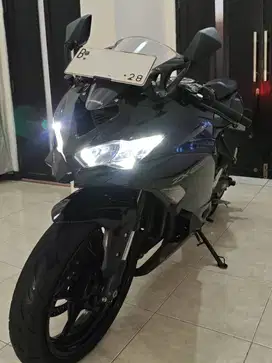 KAWASAKI NINJA ZX25R NON ABS 2023 HITAM JAKARTA LOWKM ORIGINAL PRIBADI