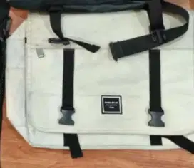 tas selempang branded keren putih
