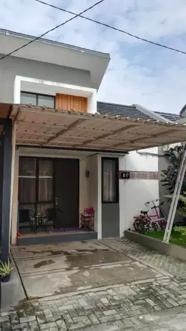 DISEWAKAN RUMAH SIAP HUNI DENGAN FASILITAS AC