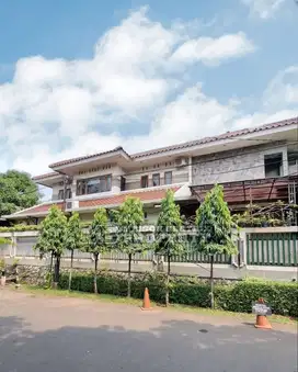 DIJUAL RUMAH HOEK DG TANAH YG LUAS LOKASI PREMIUM, BINTARO JAKSEL