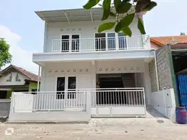 Dijual Rumah Cantik 2 lantai cocok Untuk Usaha Strategis Super Rame