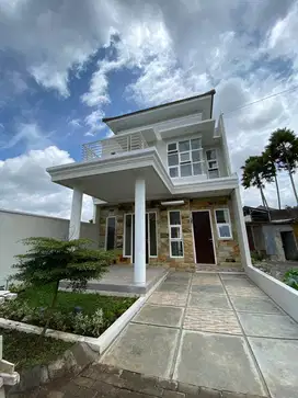 RUMAH KOTA BATU DESAIN 2 LANTAI MINIMALIS MODERN DEKAT AMONG TANI