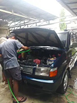 Helper Detailing Mobil Motor