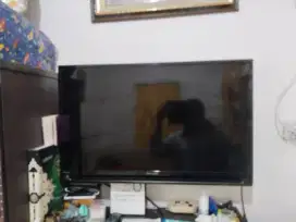 TV SHARP 32 INCHI + STB. KONDISI NORMAL DAN TIDAK PERNAH SERVIS