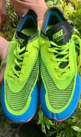 Sepatu lari nike ori bekas