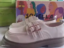 Jual sepatu, kondisi baru, karena salah ukuran