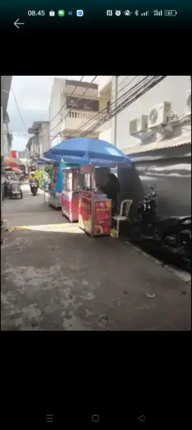 Penjaga lapak cireng isi