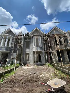 Dijual Rumah Baru 2 Lantai di Perum Srimaya di Kepuharjo, Malang