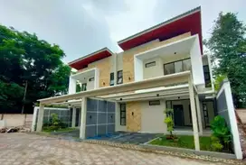 RUMAH MEWAH 2 LANTAI SIAP HUNI DI JAKAL KM 10 . DEKAT PASAR GENTANG