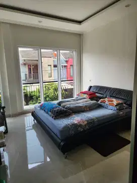 Rumah 3 Lantai Mewah Cluster Harmoni Harapan Indah