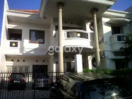 RUMAH CLASSIC BAGUS TERAWAT DI GRAHA FAMILI FAMILY SURABAYA BARAT