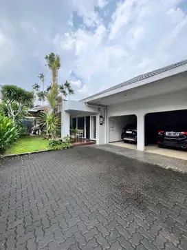 Rumah 1 Lantai Halaman Luas Lingkungan Tenang Di Kemang Jakarta Selata