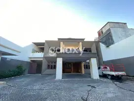 Rumah daerah darmo permai di pusat kuliner dan mall Surabaya barat