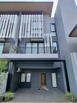 Rumah 3 Lantai Mewah Plus Rooftop di Jakarta Selatan