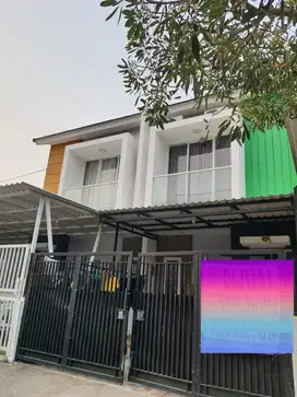 Rumah 2 lantai, jalan luas di Royal Palm