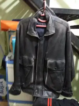 Jaket hitam untuk pria
