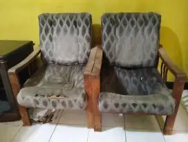 Dua Kursi Jati Tua