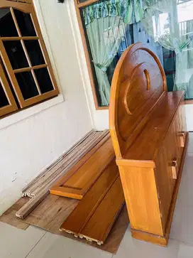 Dipan Kayu Ukuran Queen Size