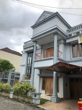 Rumah 2Lantai + Kolamrenang dlm Perum di Jombor Dekat JCM