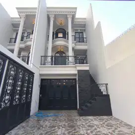 Rumah Eropa Clasic di pasar minggu