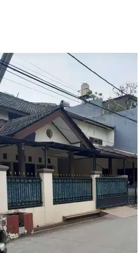 Dijual Rumah 2 Lantai Nyaman di Jatiwaringin Asri Bekasi