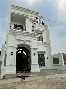 Dijual Rumah 2.5 Lantai American C;assic Dekat Pintu Toll Kukusan Beji