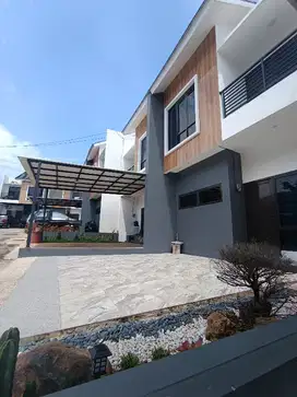 Rumah Mewah 2 Lantai lokasi strategis!