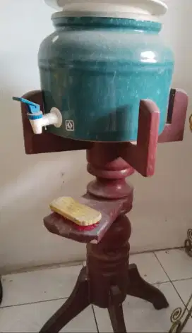 Dudukan Kayu Kendi Galon Air