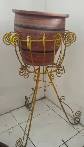 Pot dan Rak Besi Tanaman