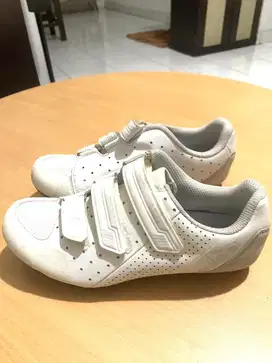 Sepatu sepeda wanita