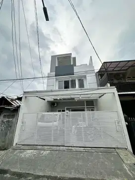 Dijual Rumah Full Furnish di area Kemang, 3 lantai 2.7M