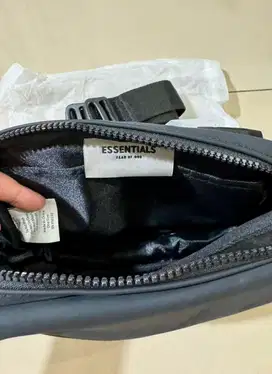 Tas Essential Hitam Mewah