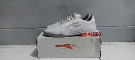 Sepatu Futsal Bermengo Lutador Ascender IN - White Silver