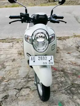 di jual Honda Scoopy tahun2018 warna putih pajak hidup ae ngawi