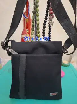 Tas selempang branded 
Tumi uk 20 x 3 x 23 
Limited edition 
Barang te